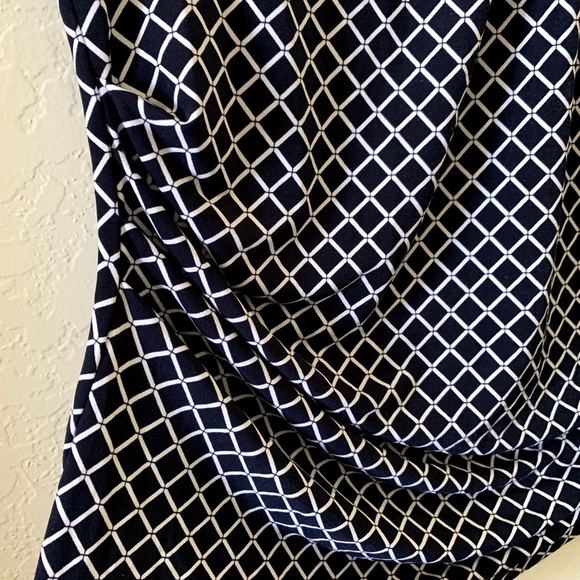 Sleeveless Blouse - Picture 4 of 6